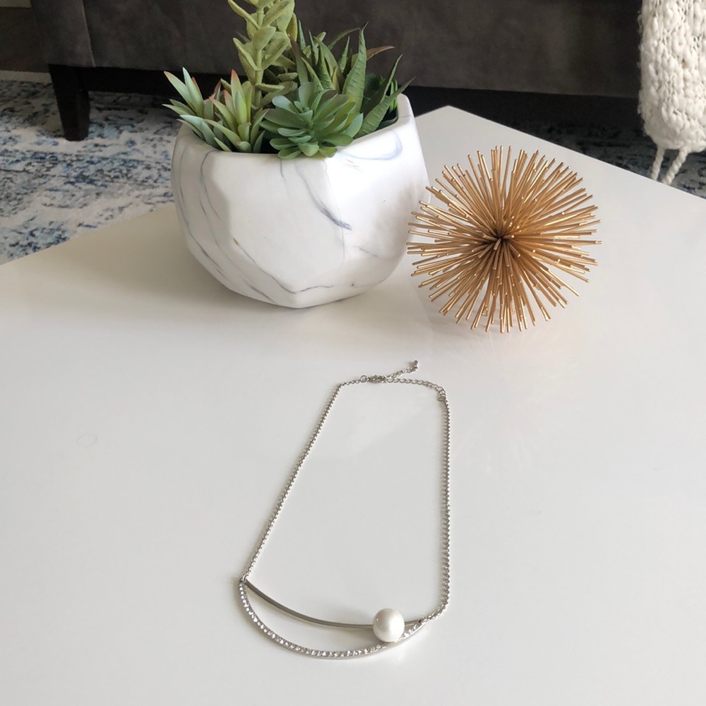 Silver necklace with pearl embellishment